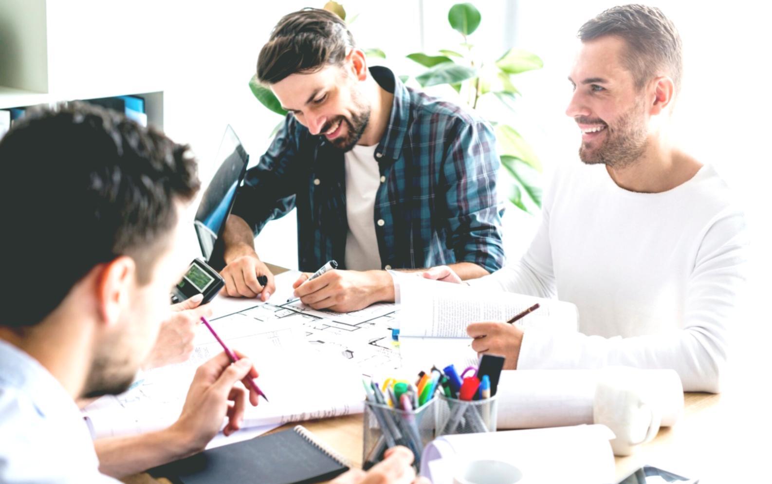 Gruppe beim Austausch über Finanzstrategien